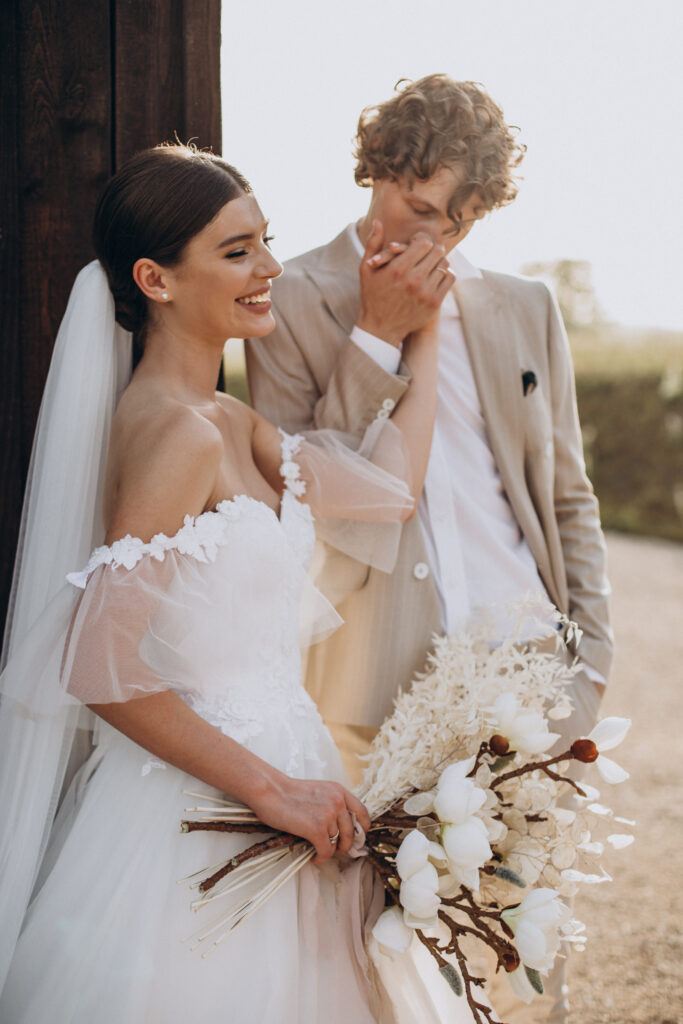 Junges Brautpaar an ihrer Hochzeit